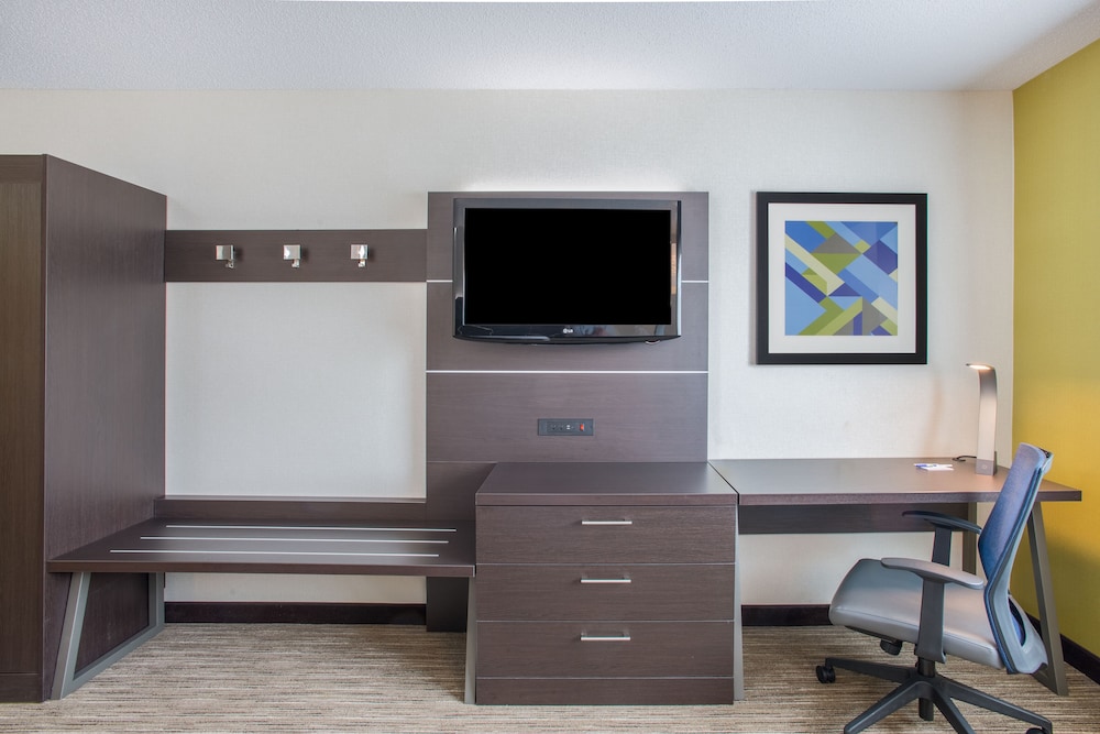 Holiday Inn Express Hotel And Suites Boston Marlboro 48/63