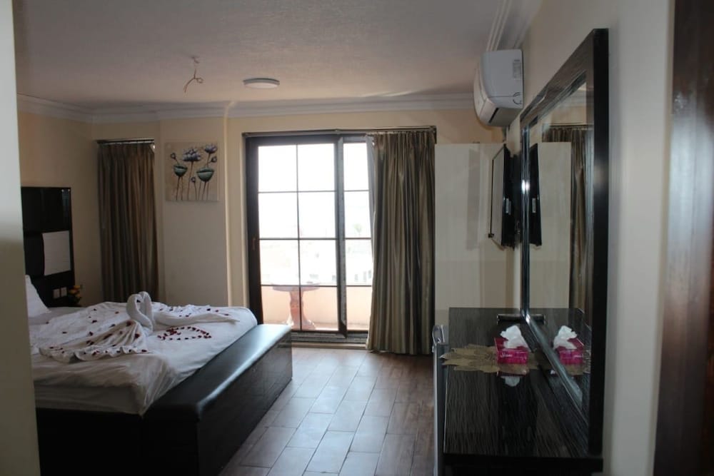 BASIC, SUITE, CITY VIEW
