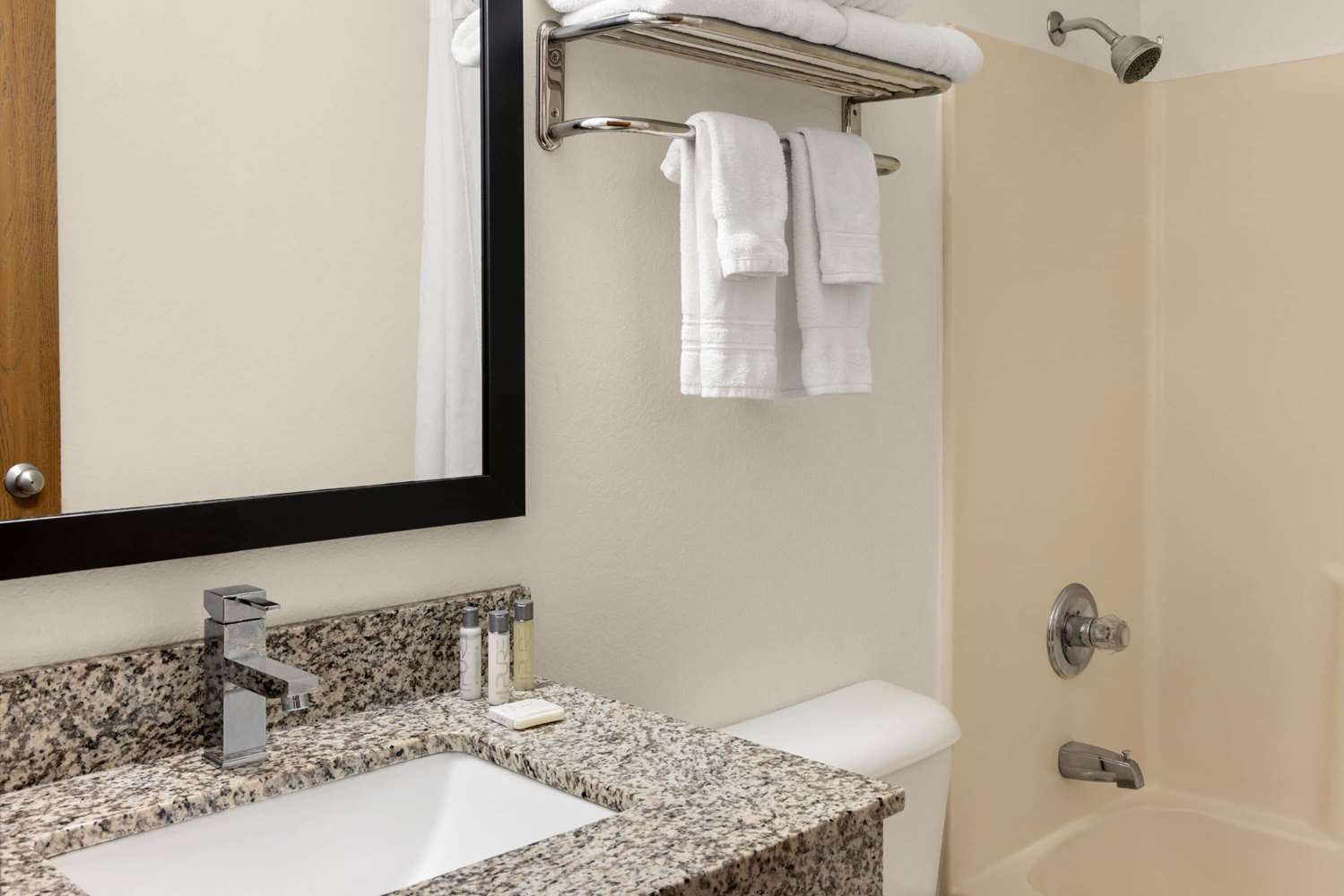 Baymont By Wyndham Cedar Rapids 40/45