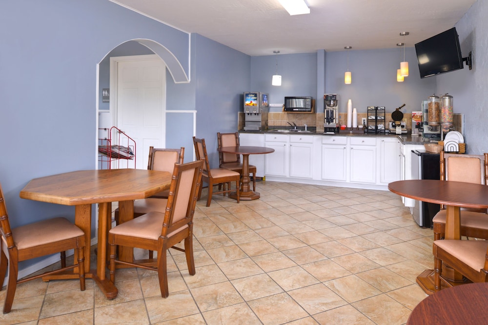 Americas Best Value Inn Suites Branson Near the Strip 27/32