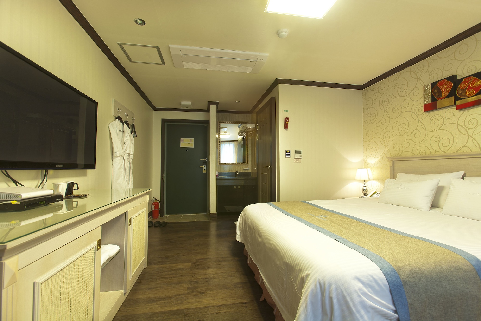 STANDARD, DOUBLE BED, CITY VIEW