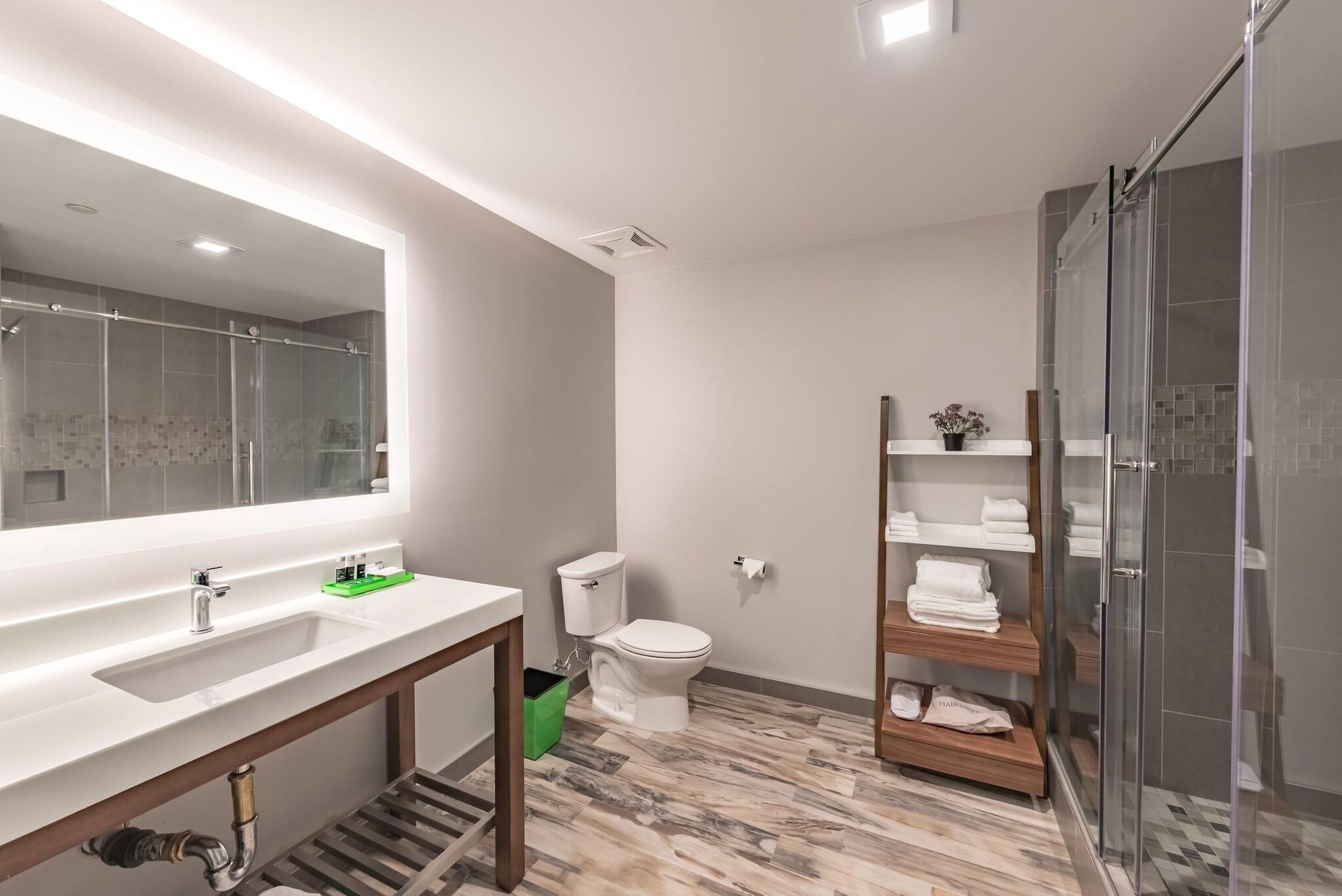 Deluxe, King Bed, Lexen Hotel-North Hollywood Near Universal 5/5