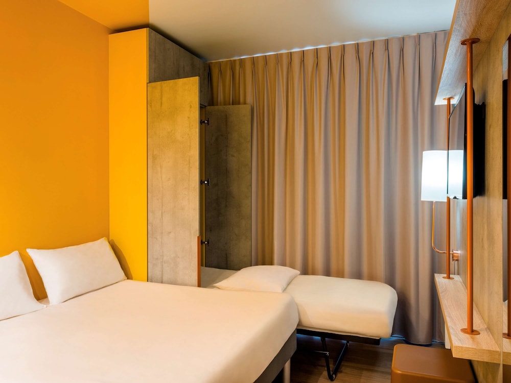 غرفة ثلاثية بسرير مزدوج وسرير فردي