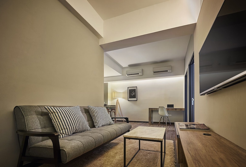 Tropics Eight Suites 36/61