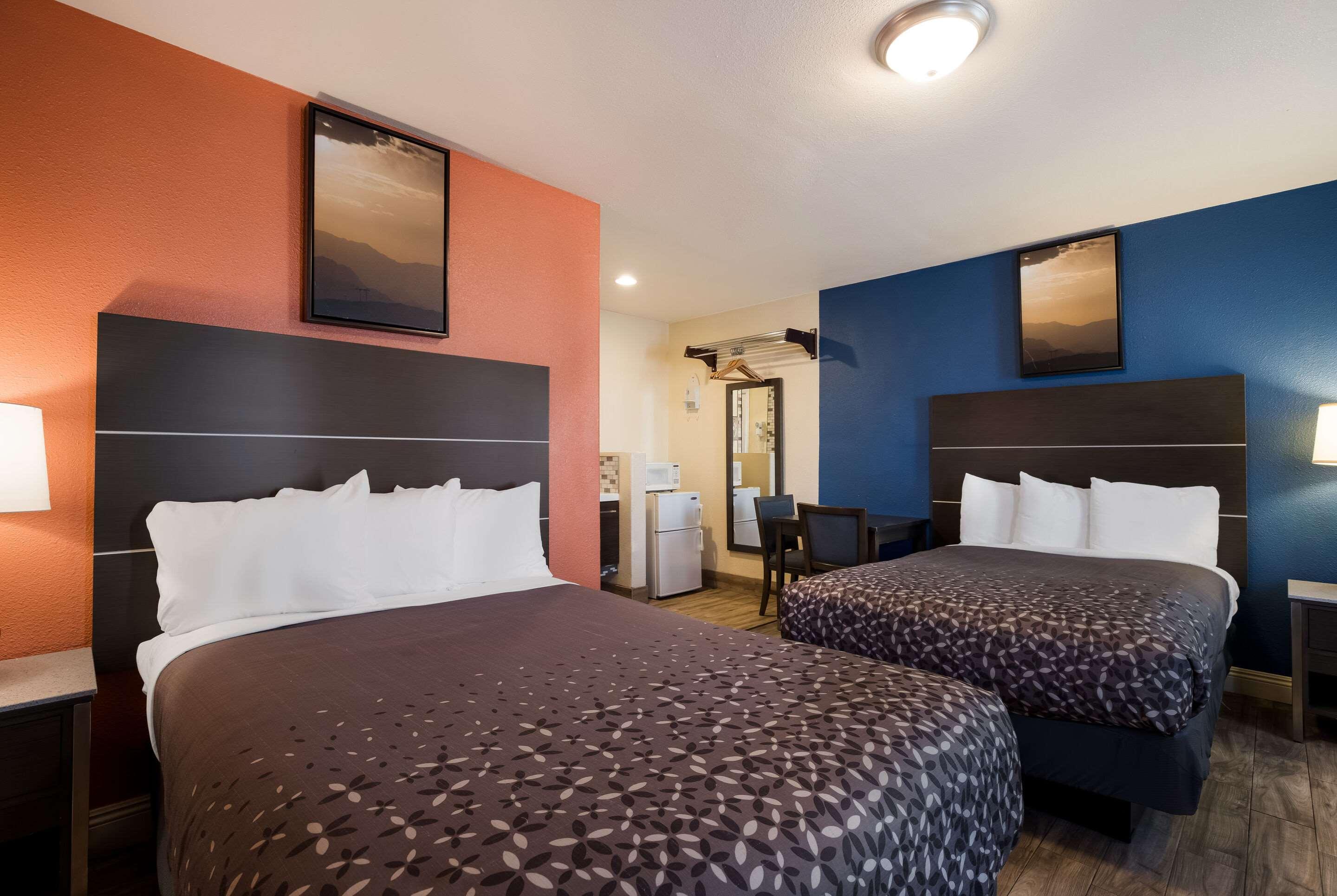 غرفة رباعية بسريرين مزدوجين، Rodeway Inn Near Coachella 4/5