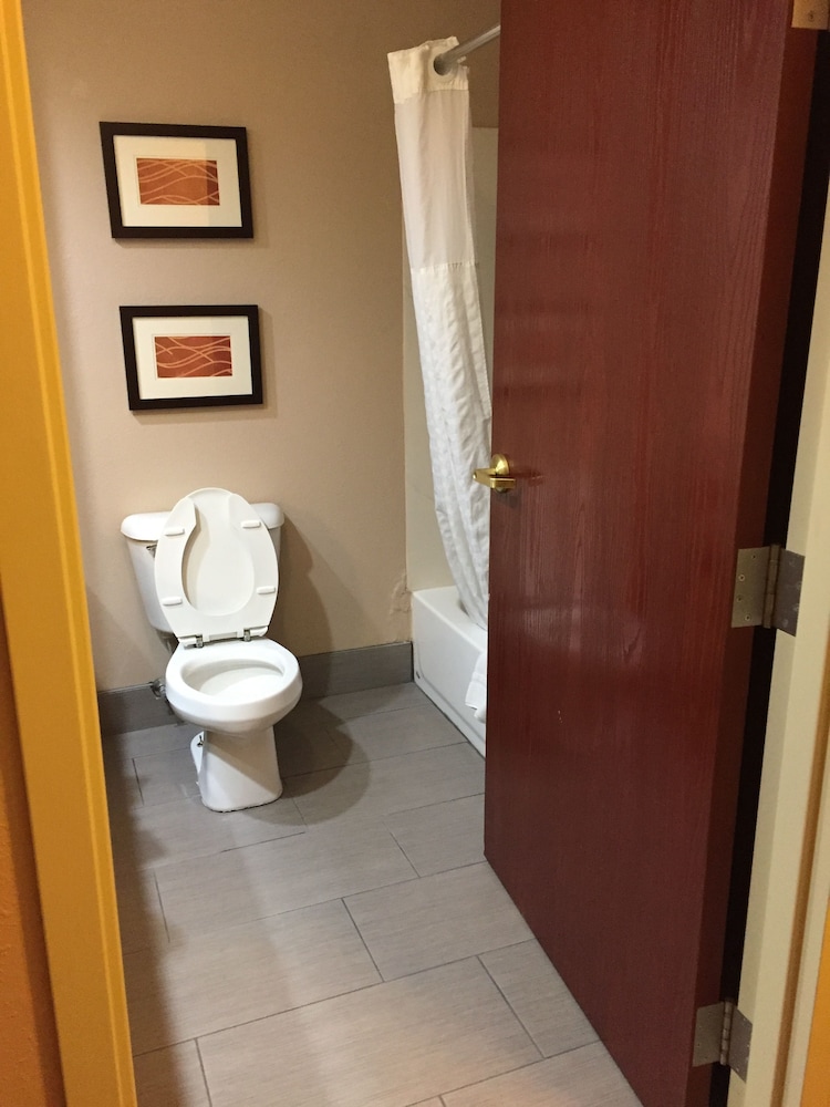 Comfort Inn and Suites Lawrenceburg, IN 42/43
