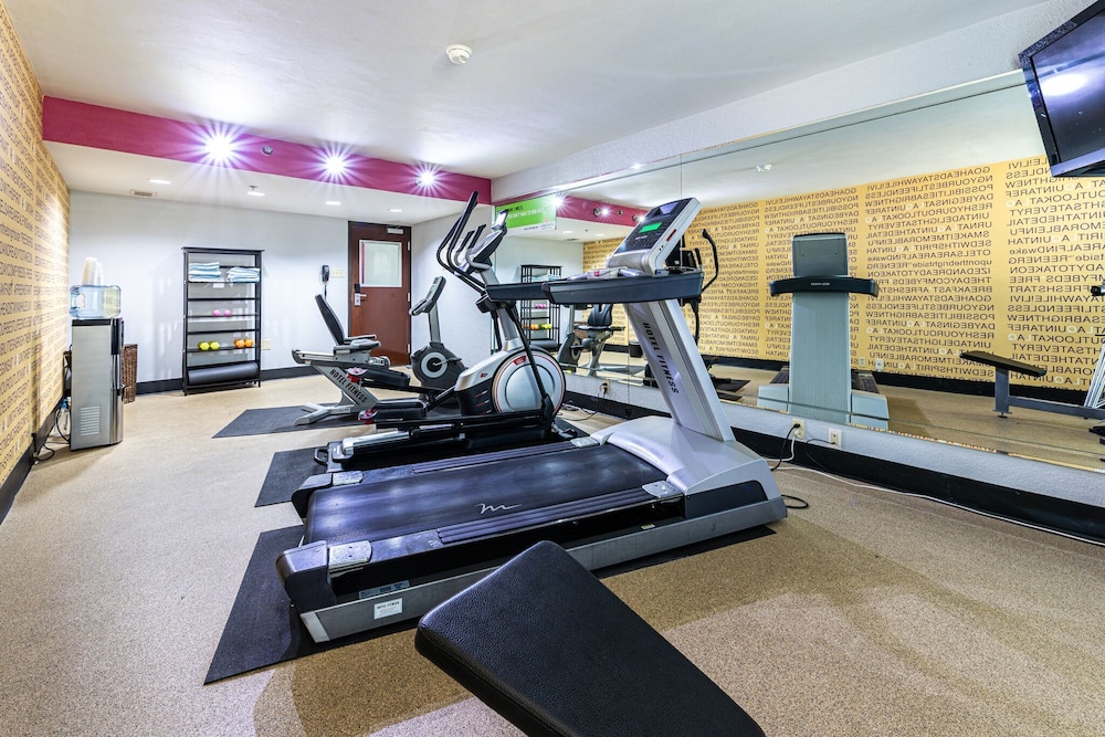 La Quinta Inn & Suites by Wyndham Dallas I-35 Walnut Hill Ln 26/46