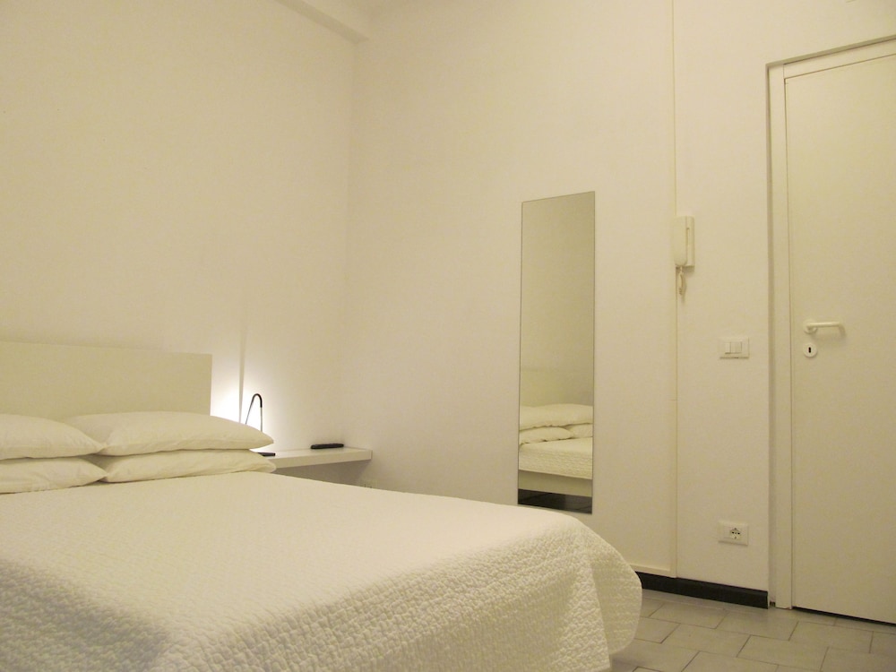 ROOM, SINGLE BED, SHARED BATHROOM