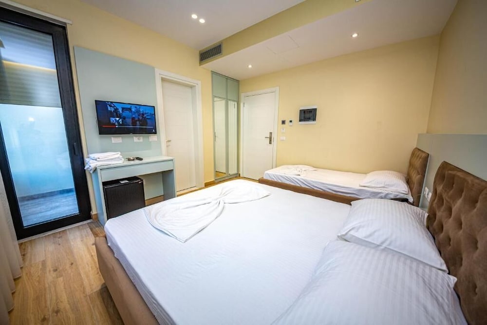 ROOM, TRIPLE, BALCONY