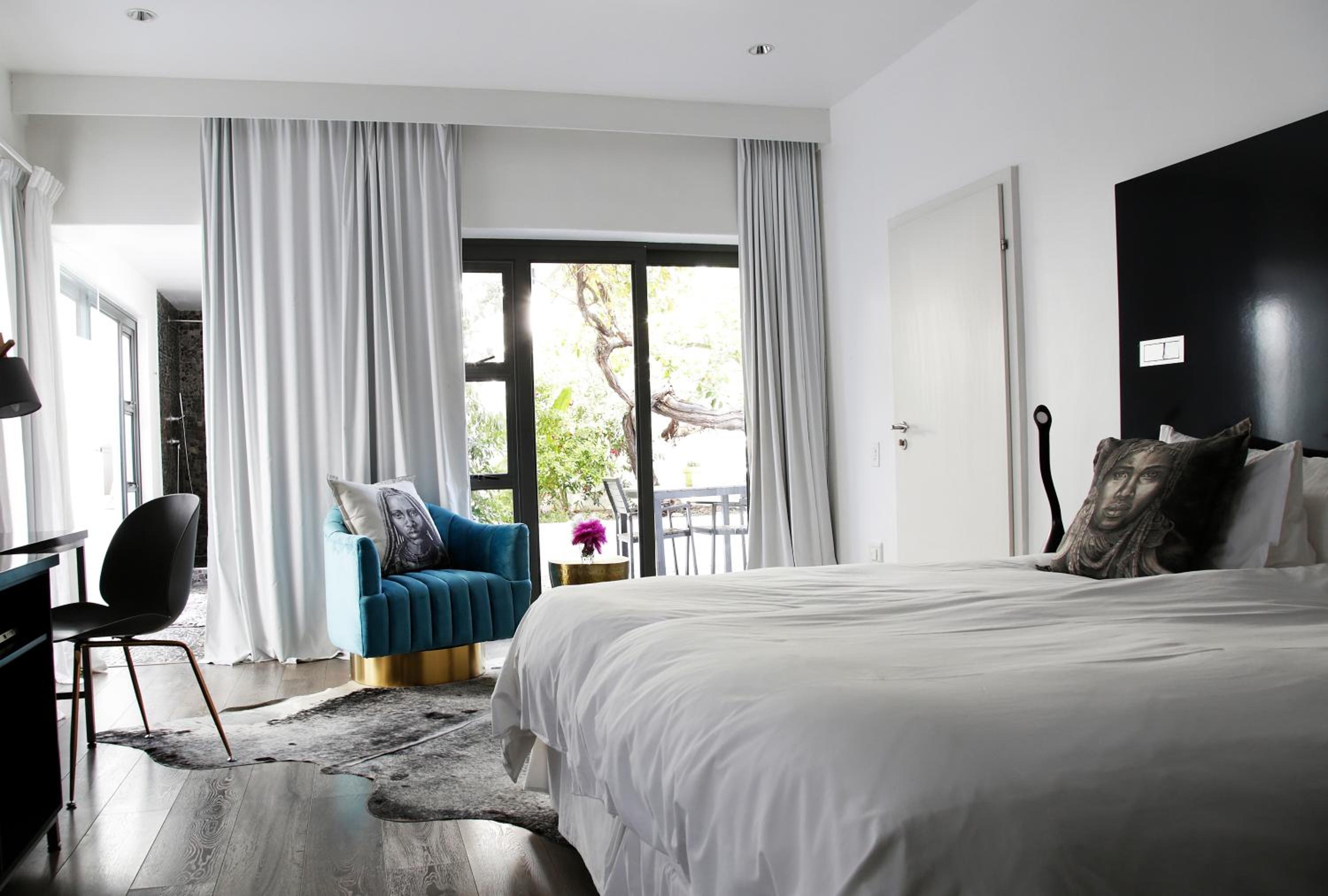 Deluxe, King Bed, Patio, Large, Dysart Boutique Hotel 2/5