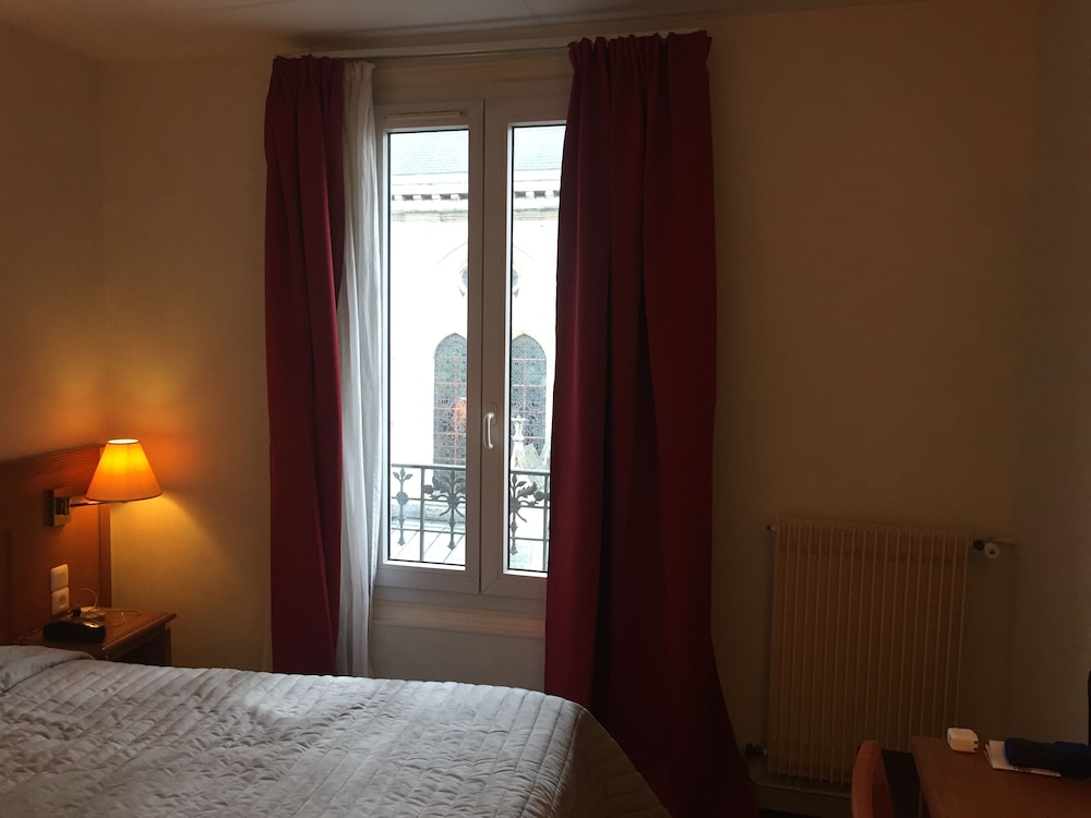 HOTEL DE LA PERDRIX ROUGE 29/71