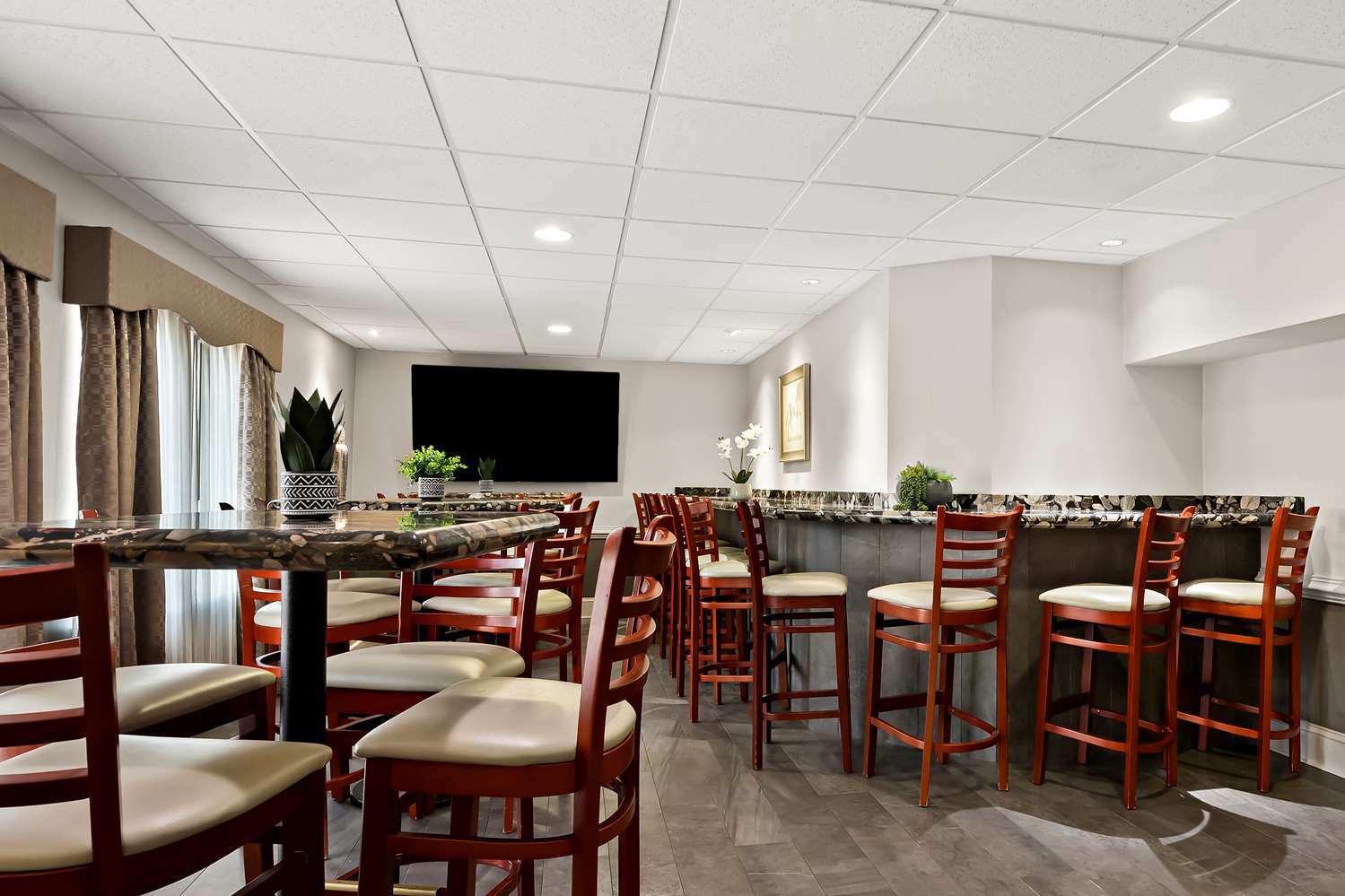 Best Western Plus Concordville Hotel 39/54