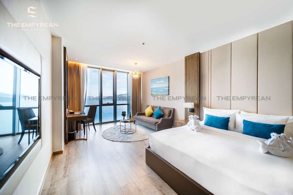 DELUXE, KING BED, OCEAN VIEW