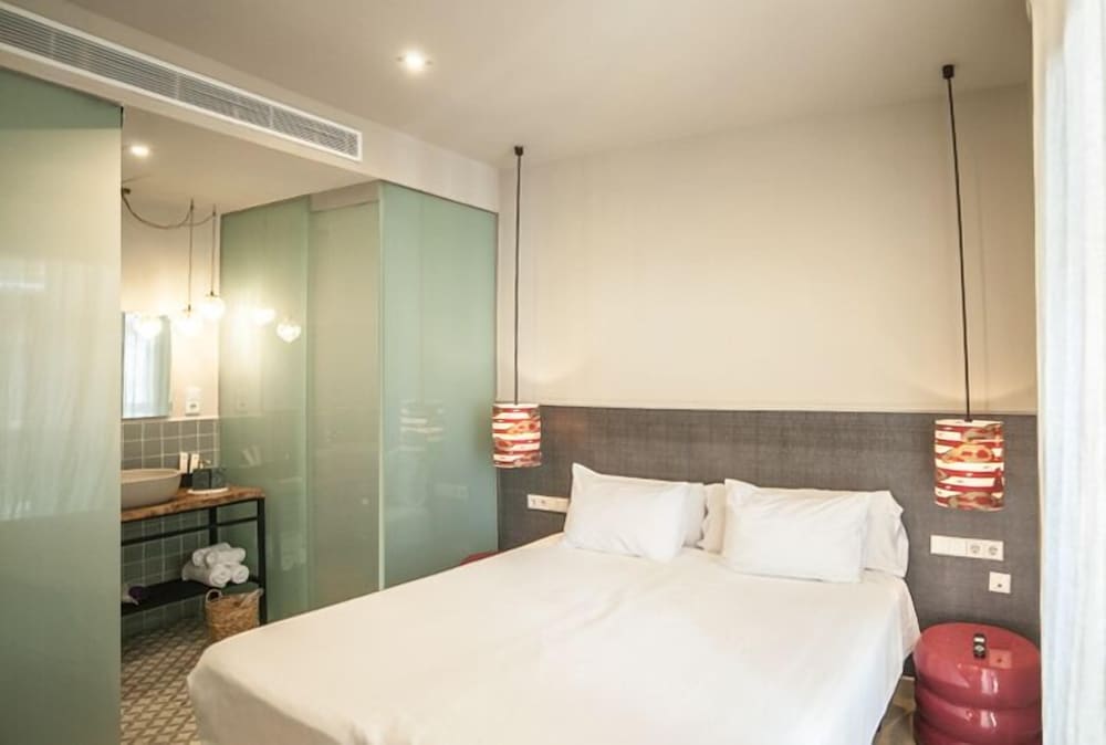 ROOM, DOUBLE BED