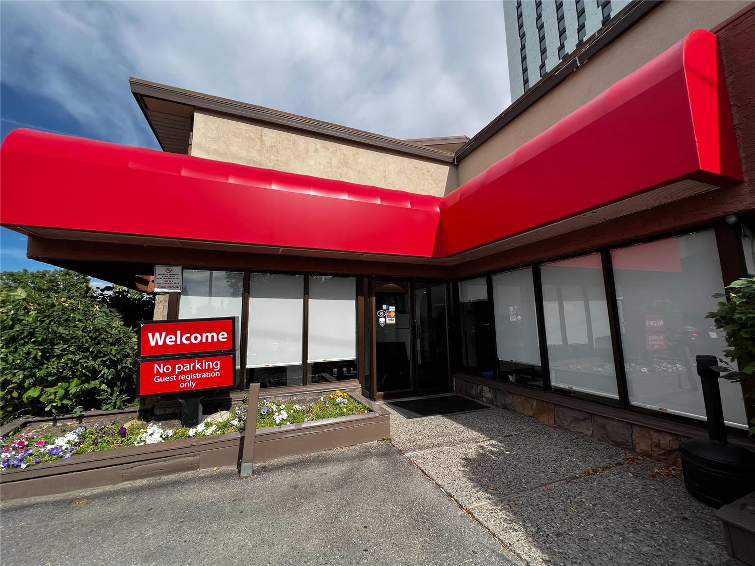 Econo Lodge Calgary Motel Village 12/13