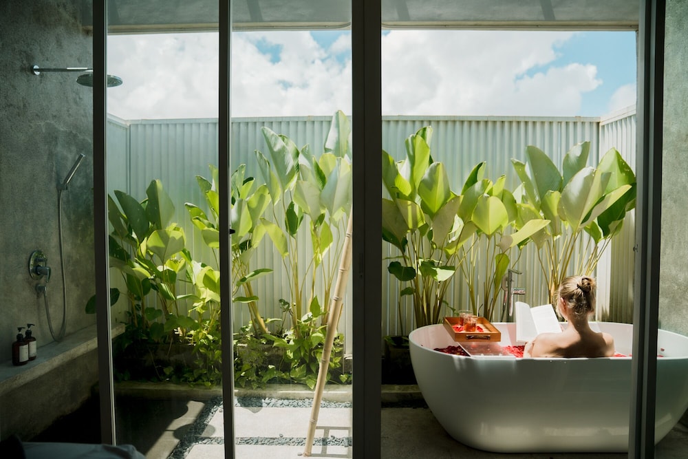Lloyd's Inn Bali 36/64