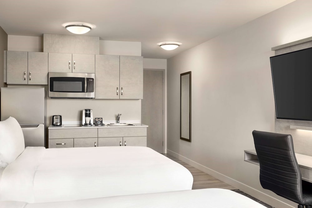 Microtel Inn & Suites Montreal Airport-Dorval QC 6/35