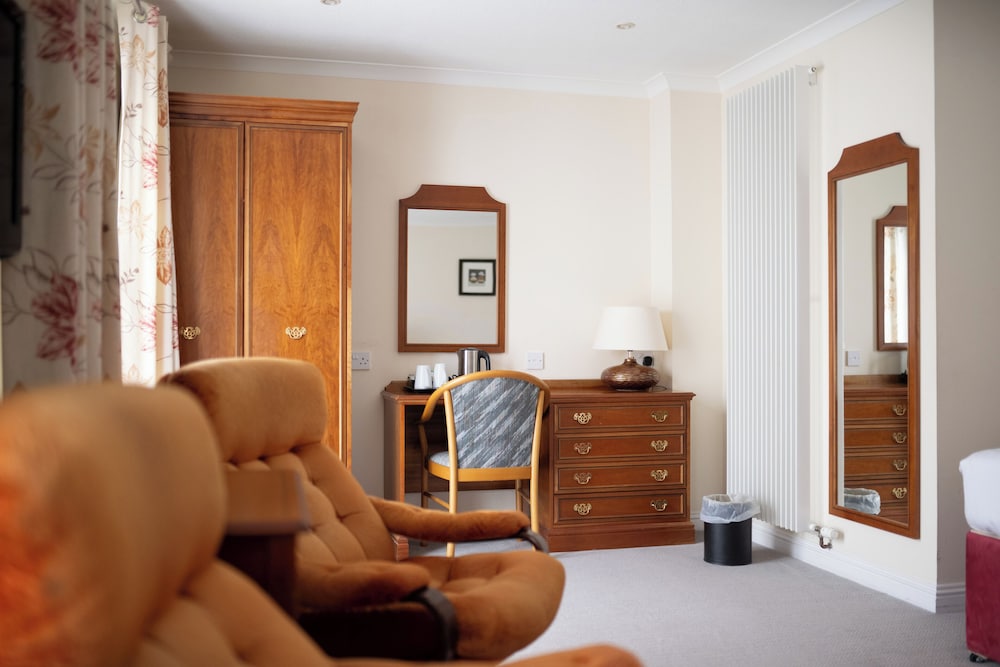 The Priory Hotel 4/48