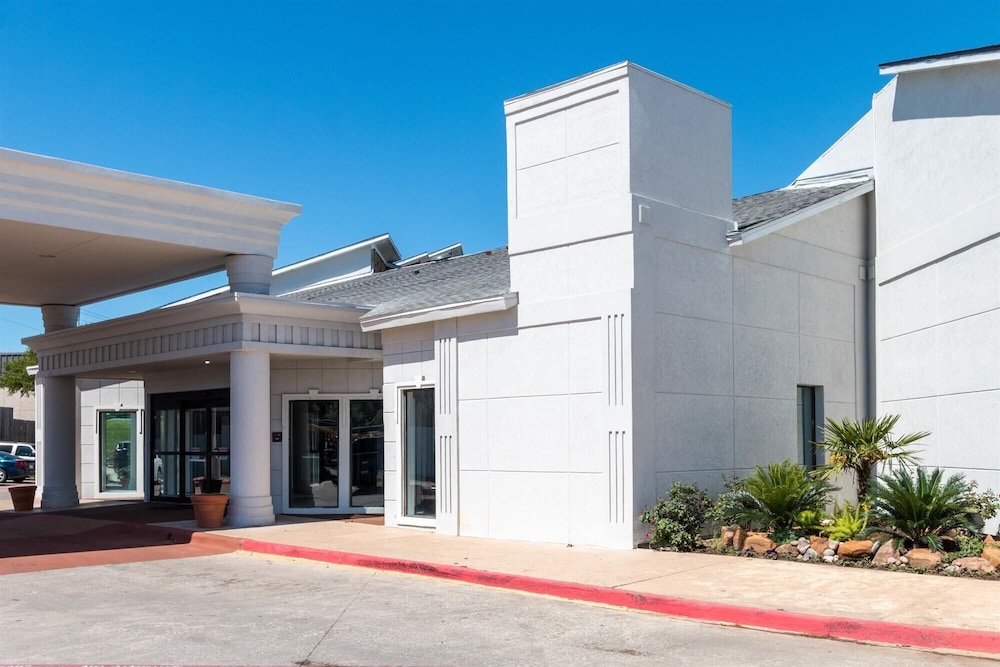 Studio6 Arlington, TX 52/57