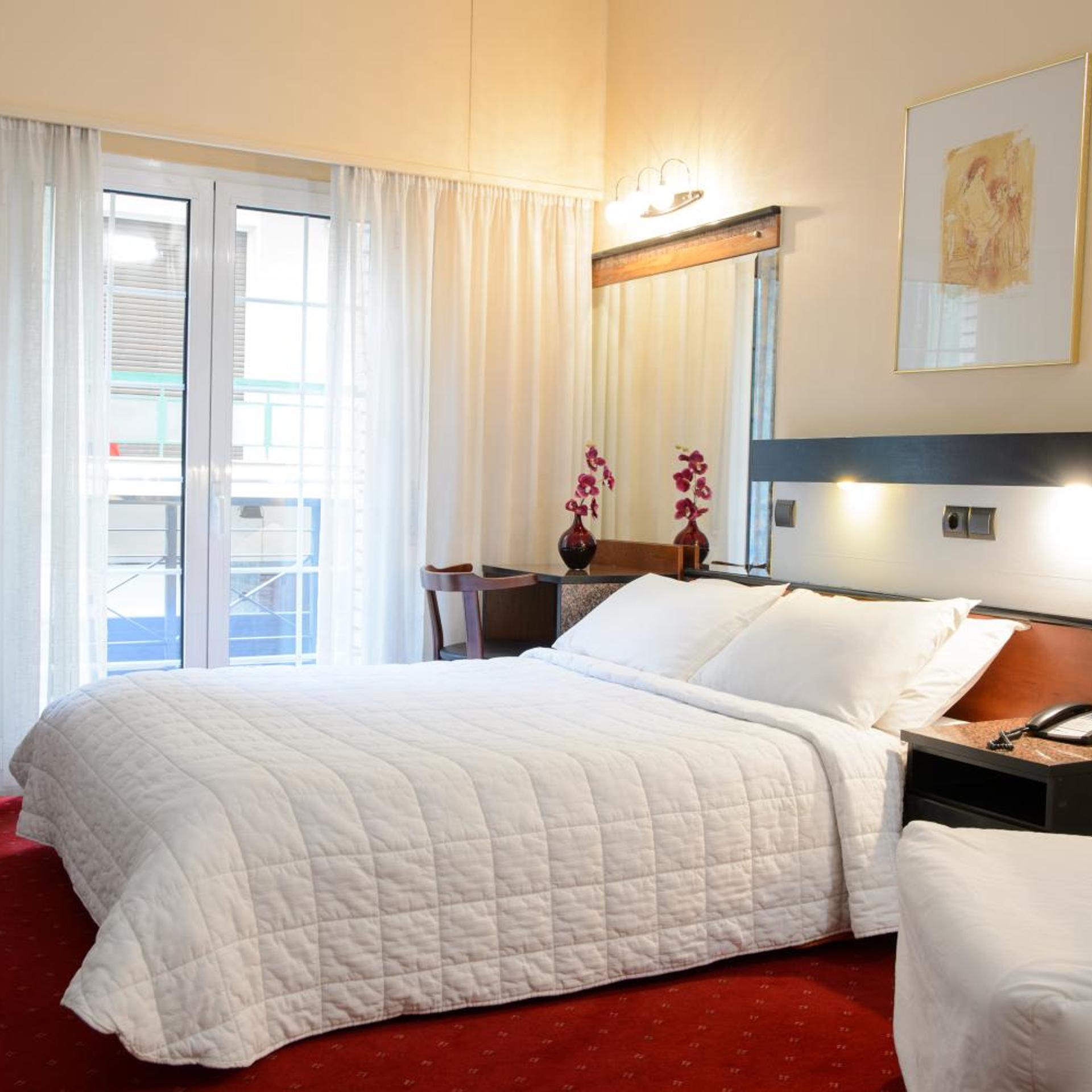 غرفة ثلاثية صغيرة بشرفة، Victory Inn 2/10