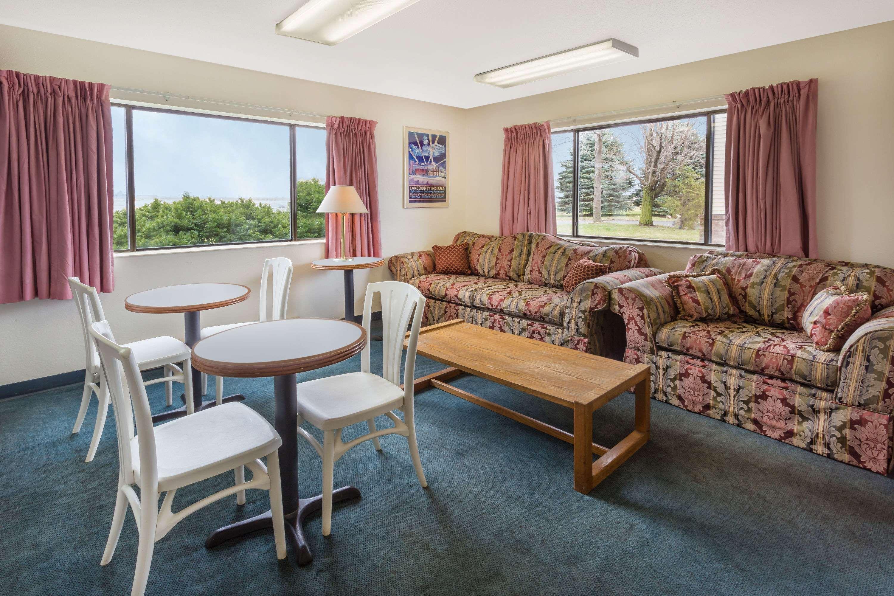Super 8 by Wyndham Hebron Lowell Area 10/16