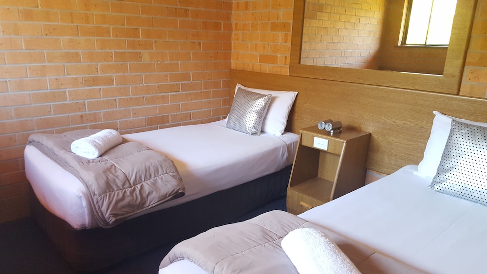ROYAL PALMS MOTOR INN 26/76