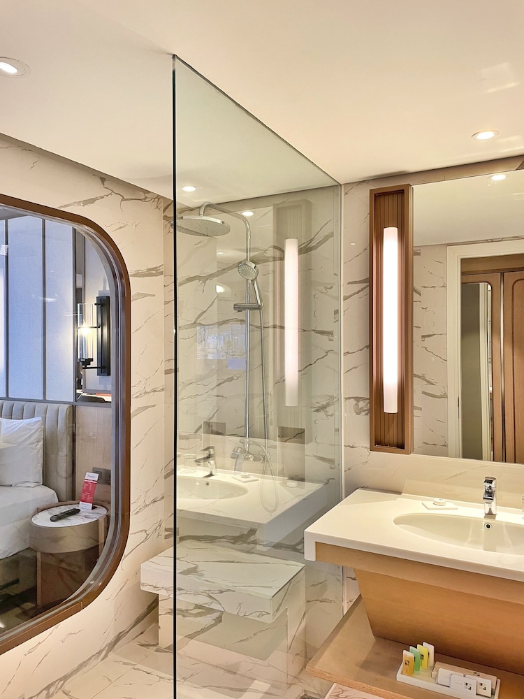 Swiss-Belhotel Solo 44/57