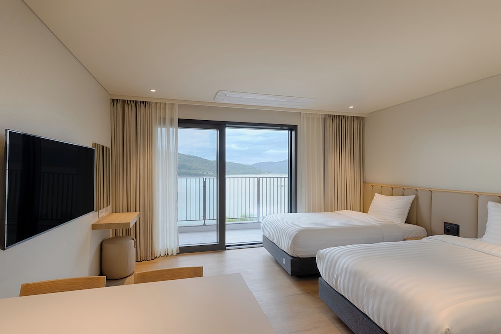 FAMILY, TWIN BEDS, DOUBLE OR LAKE VIEW, KITCHEN
