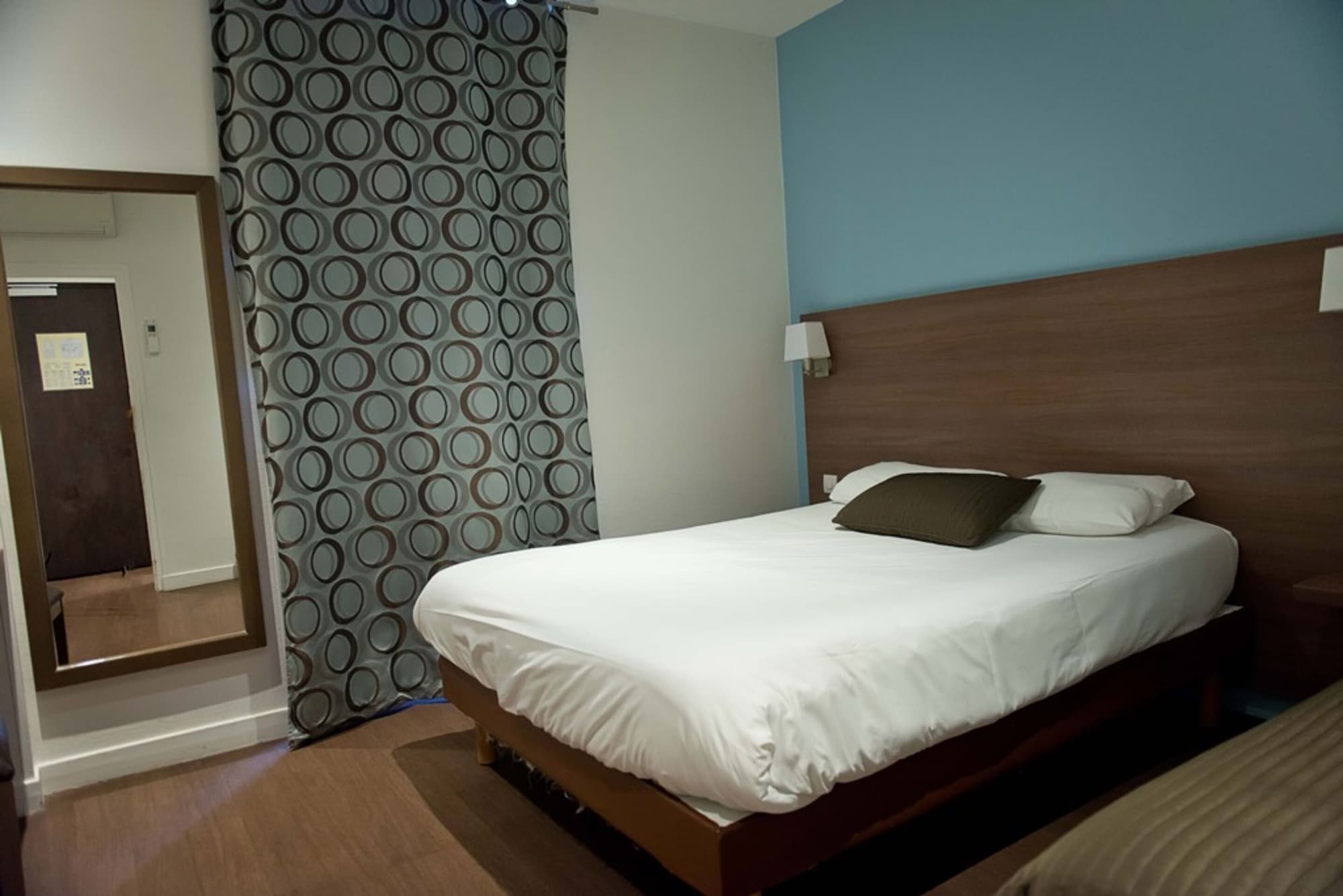 ROOM, QUADRUPLE