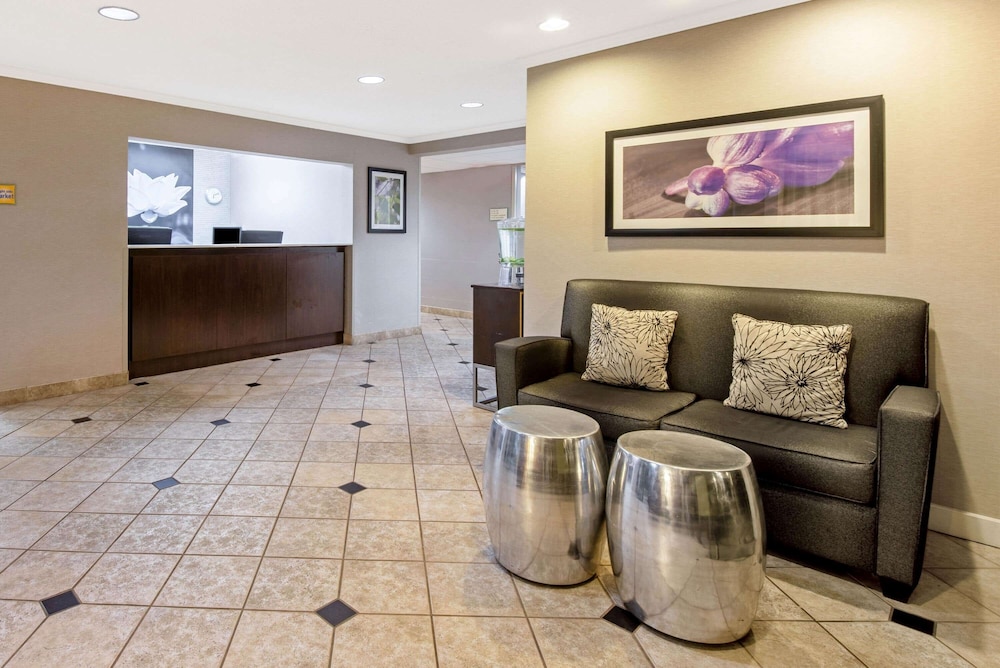 La Quinta Inn And Suites By Wyndham Harrisburg Airport Hershey 33/48