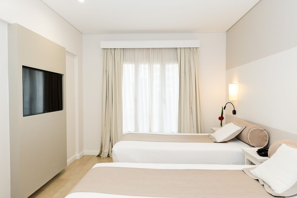 JUNIOR, STUDIO, TWIN BEDS