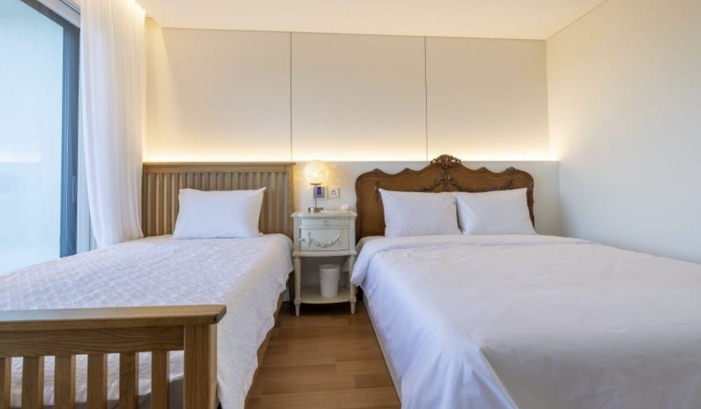 Standard, Twin Beds, 1 Double and 1 Single Bed, Mountain View