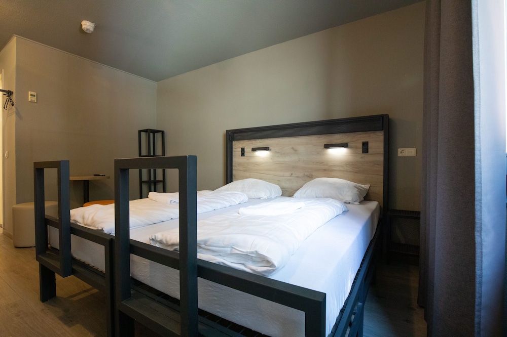 ROOM, SINGLE