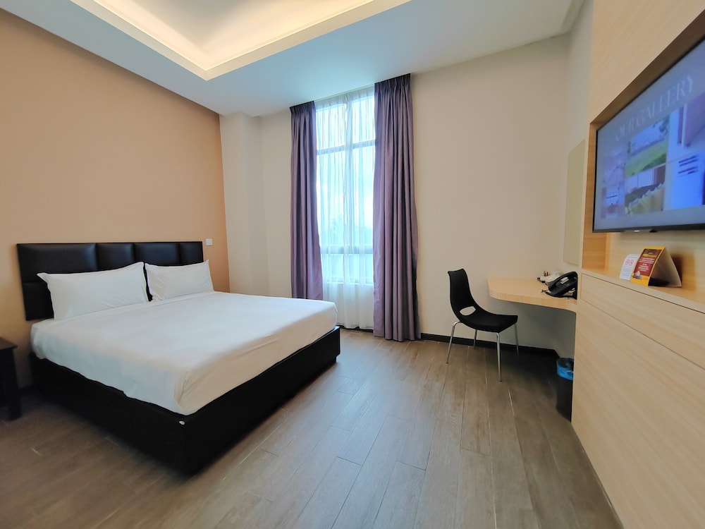 SUPERIOR, QUEEN BED