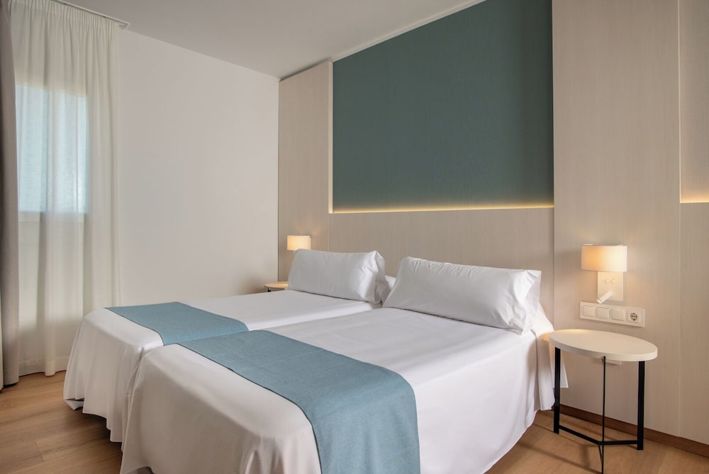 Smart, Suite, 4 Beds, Pool View