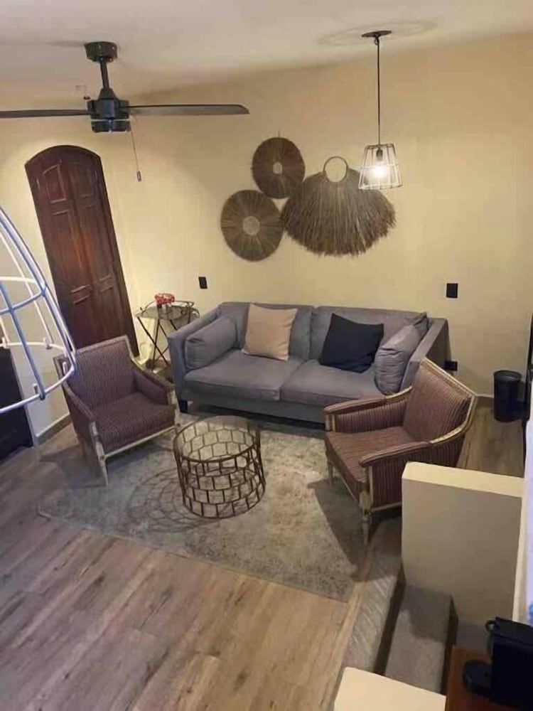 Casa Mia Suites 50/72
