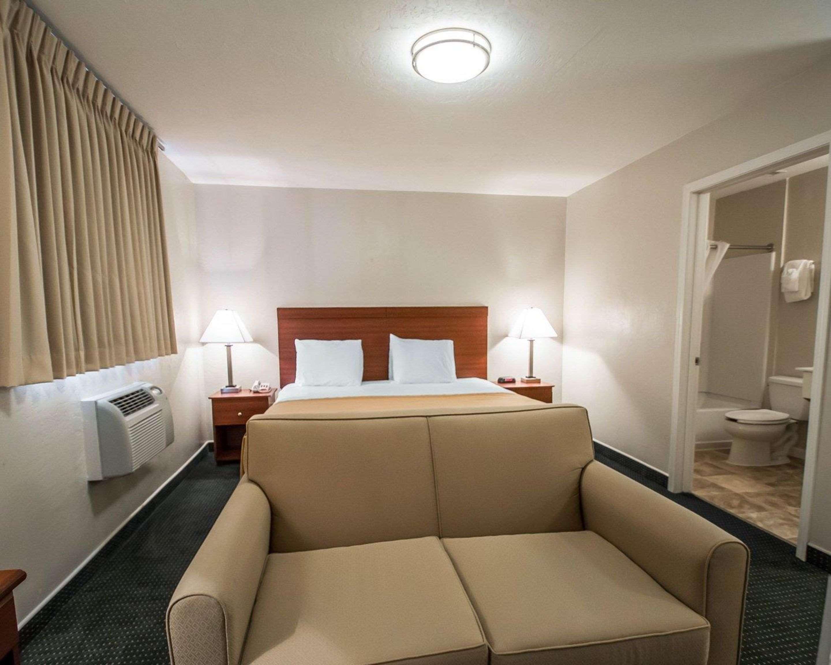 ROOM, KING BED