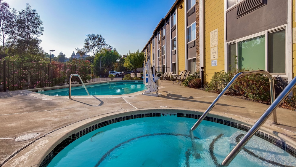 Best Western Plus Heritage Inn 3/40