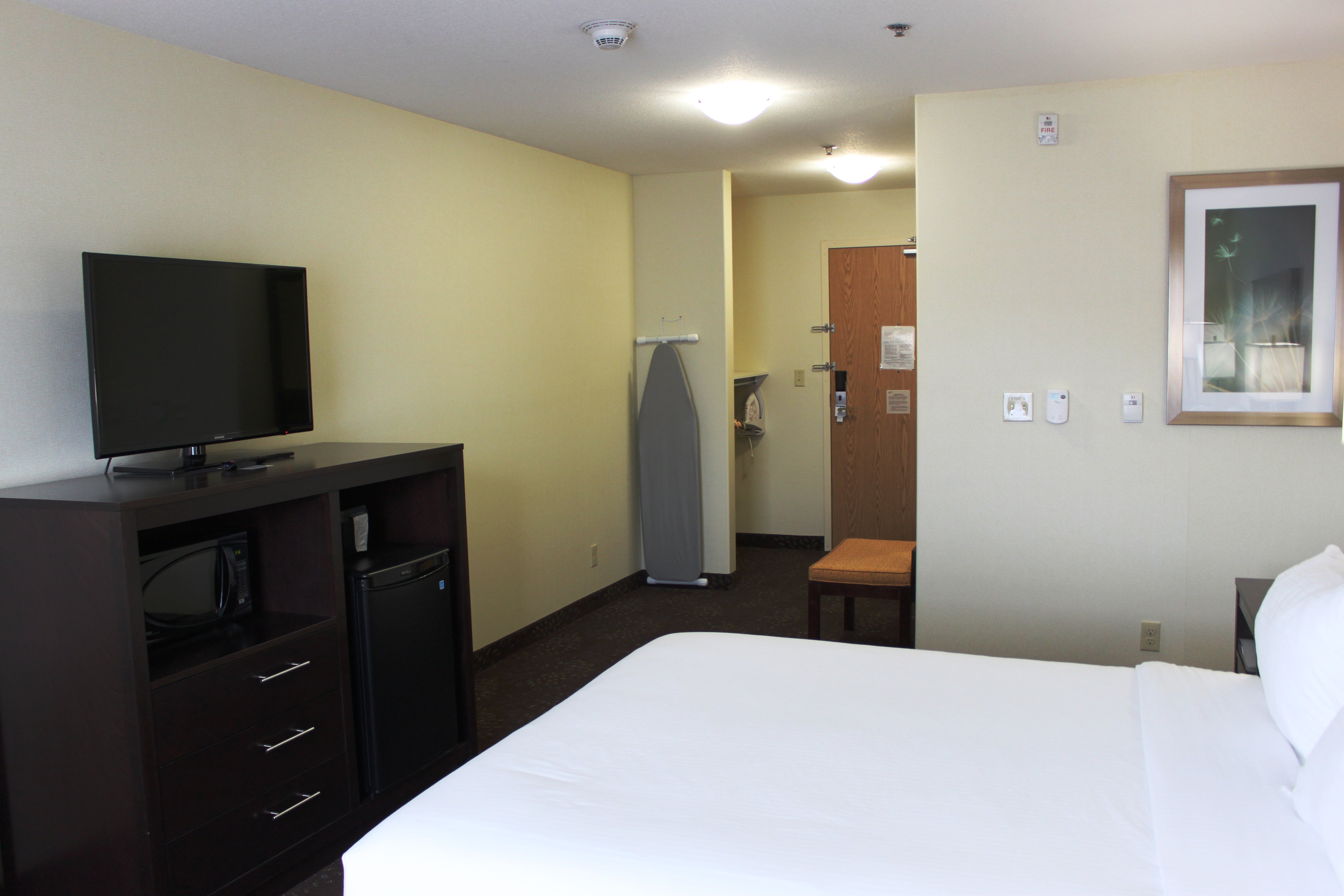 HOLIDAY INN EXPRESS YORKTON EAST 13/39