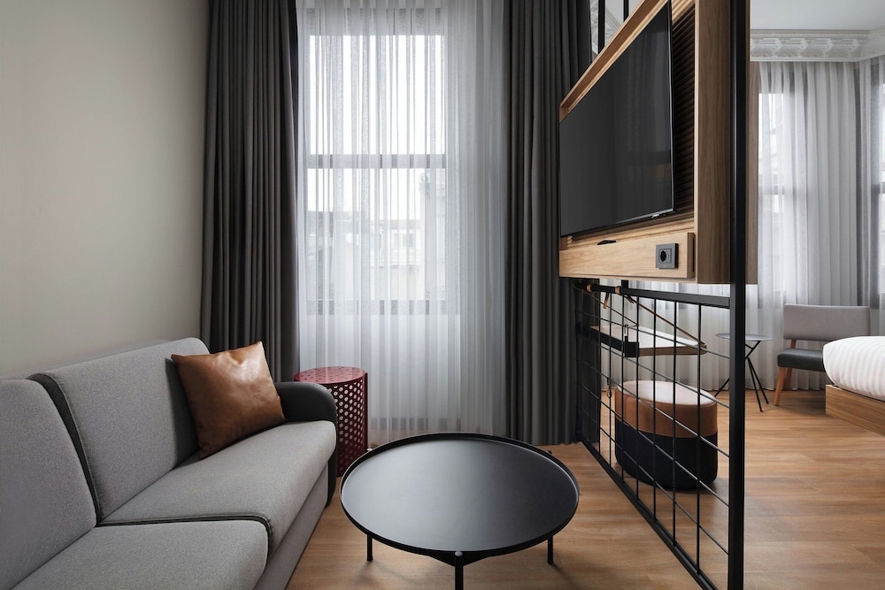 Moxy Istanbul Beyoglu 25/50