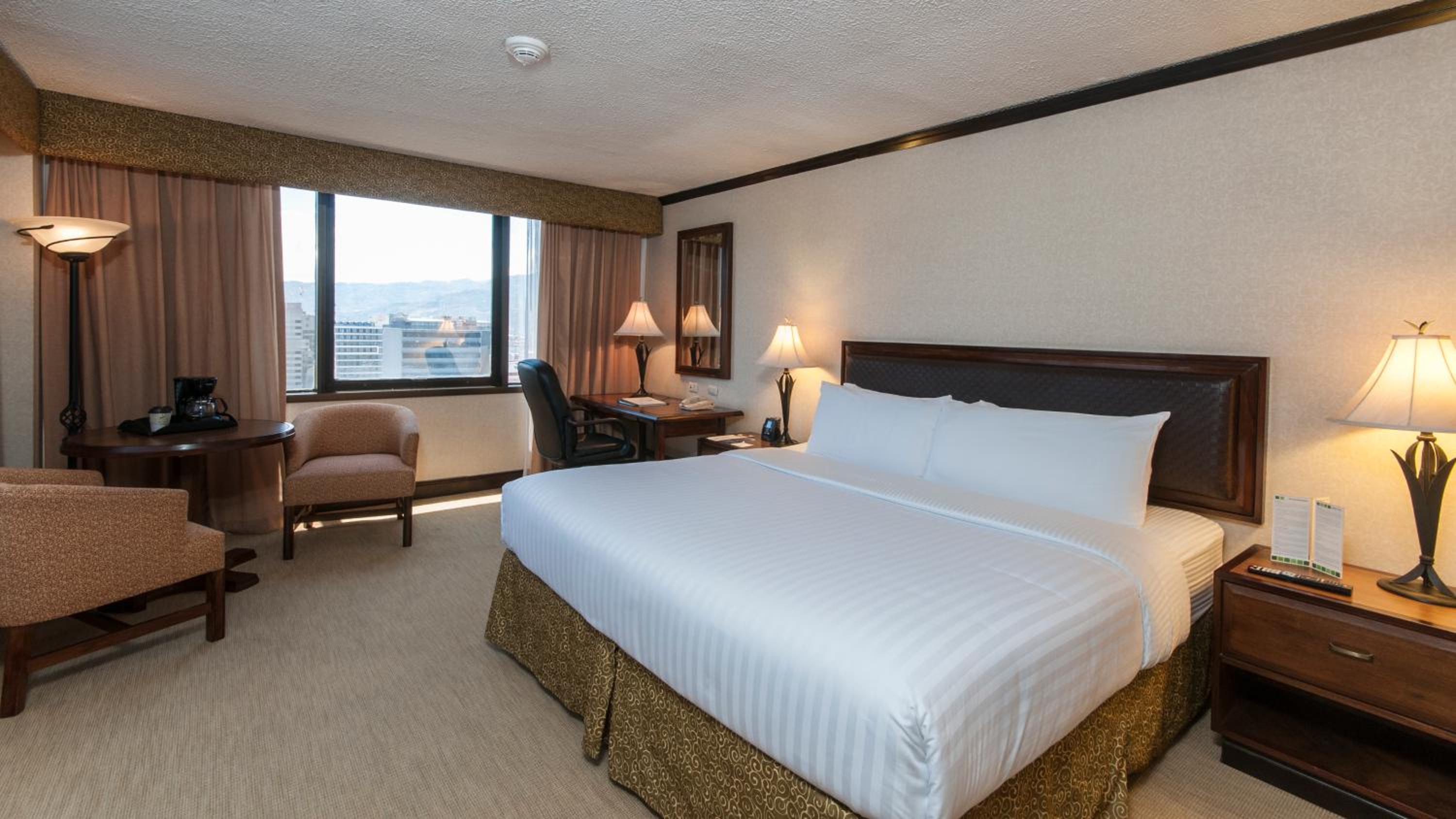 غرفة تنفيذية بسرير مزدوج بإطلالة على المدينة، Delta Hotels by Marriott San Jose Aurola 2/7
