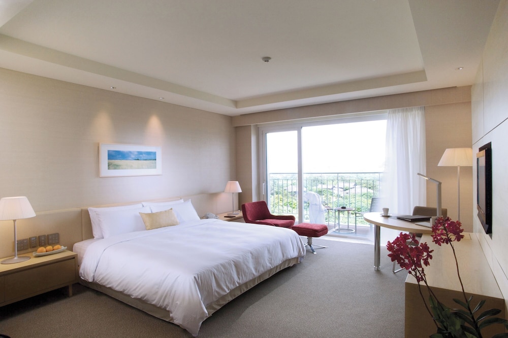 VILLAGE, SUPERIOR, KING BED