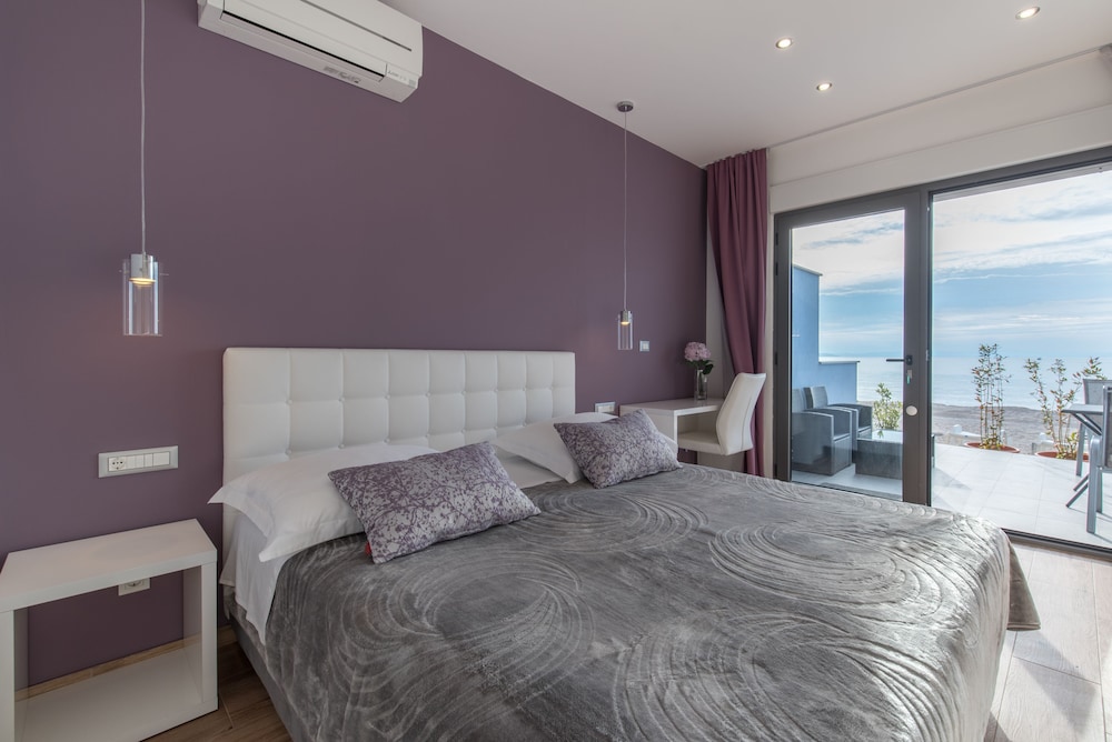 Beachfront Villa Mediteran 8/50