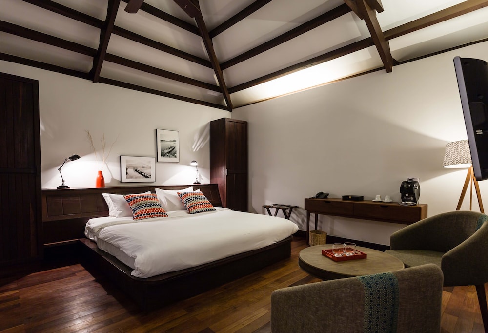 HERITAGE SUITES HOTEL 28/73