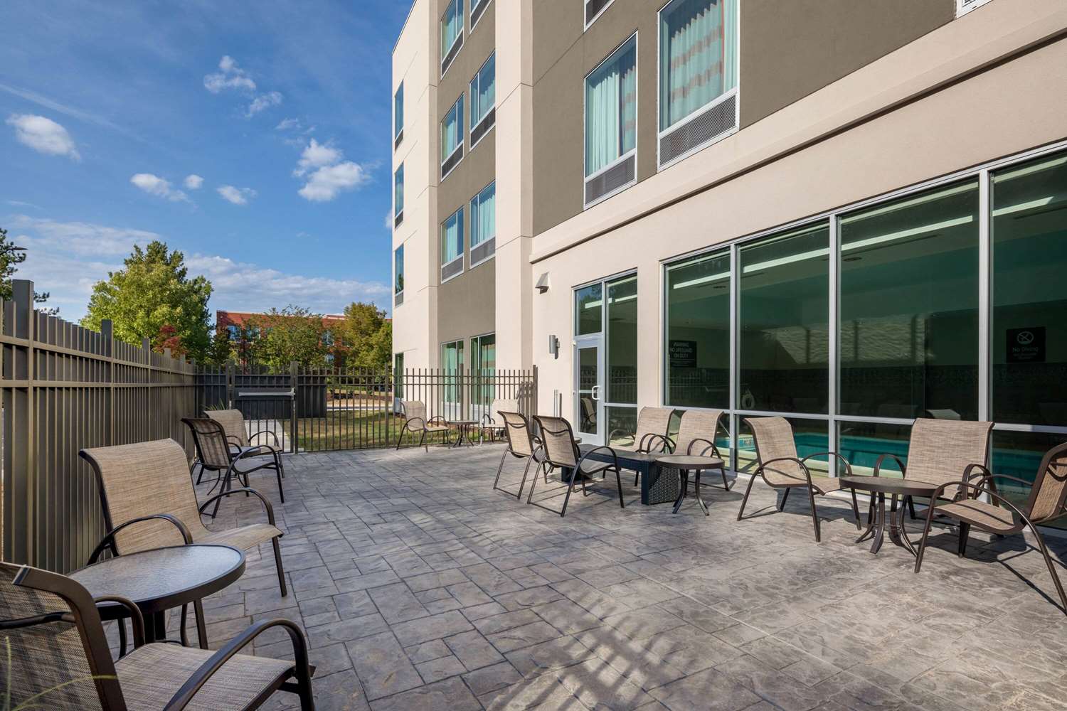 La Quinta Inn & Suites by Wyndham Greensboro Arpt High Point 49/52