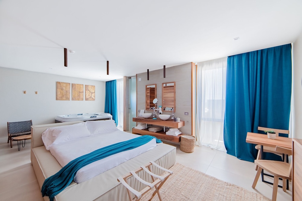 Cumeja Beach Club Hotel 11/52