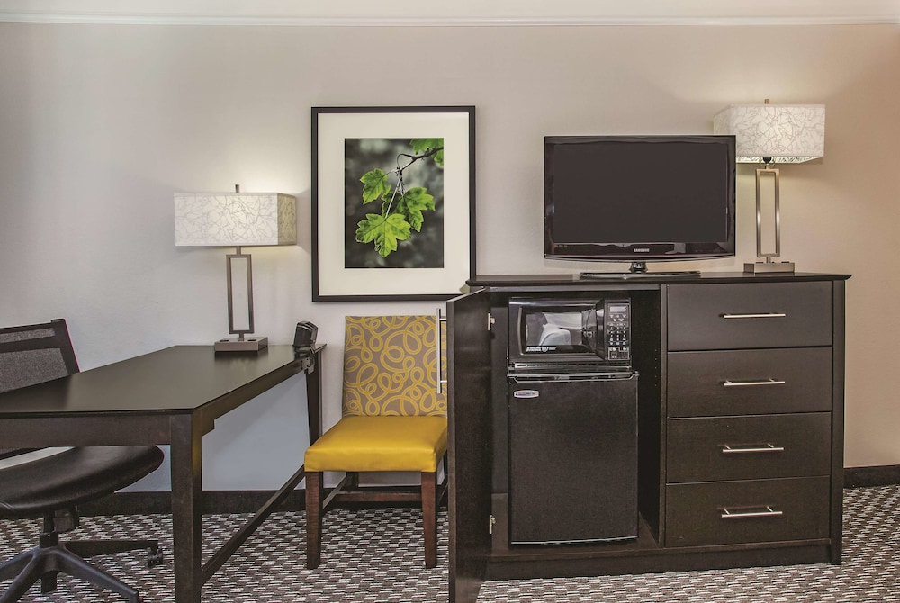 La Quinta Inn And Suites By Wyndham Las Vegas Summerlin Tech 47/49