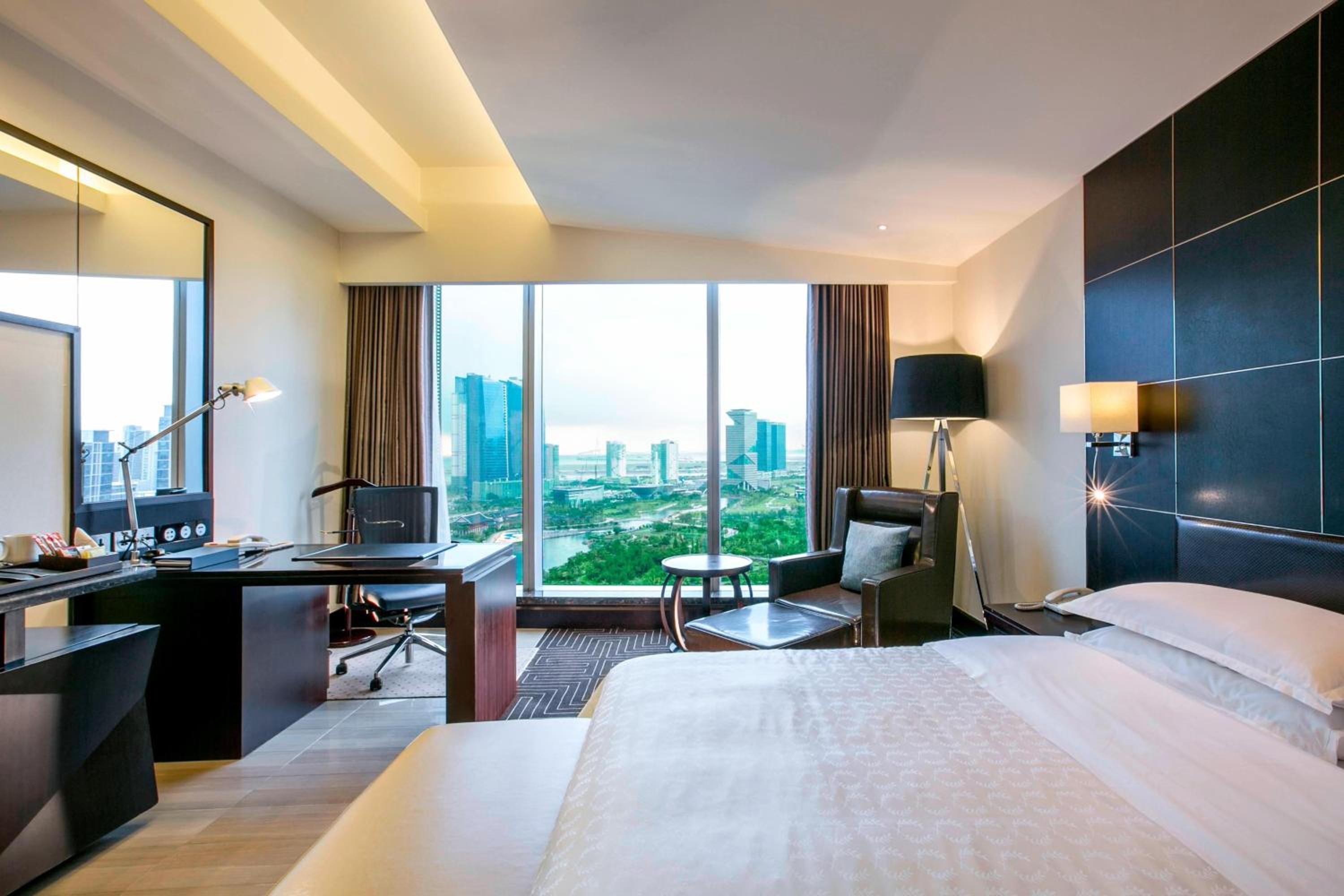 Guest Room, King Bed, Central Park View