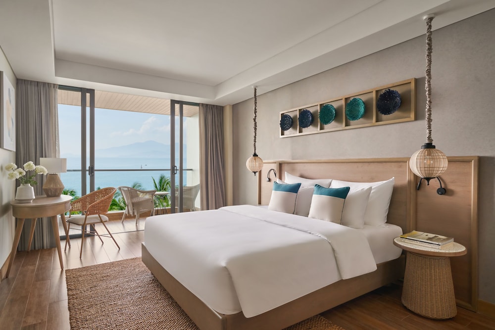 ROOM, KING BED, BAY VIEW