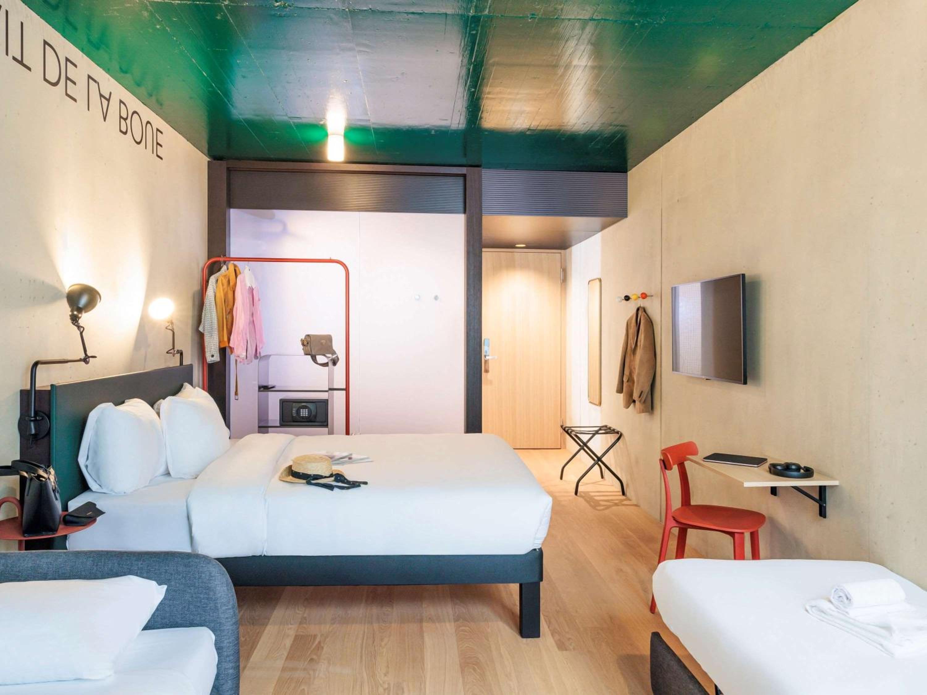 SUPERIOR, FAMILY, QUEEN BED, 2 SOFA
